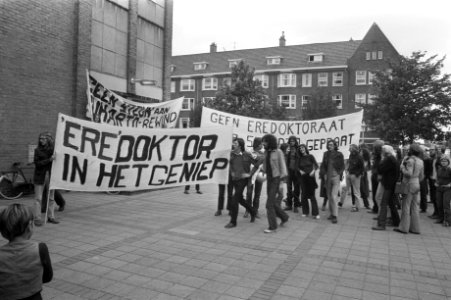 Protesten tegen eredoctoraat voor Indonesische professor tijdens opening Akademi, Bestanddeelnr 925-8566
