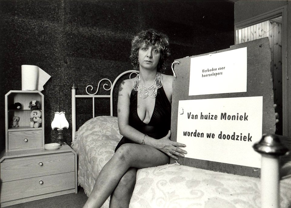 Prostituée Moniek met blijken van protest tegen haar aanwezigheid in de Baljuwslaan te Haarlem afbeelding door United Photos de Boer. - 1987.09.11. - 1 foto zwart-wit 12,7x17,8 cm. Afgebeeld is prosti
