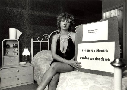 Prostituée Moniek met blijken van protest tegen haar aanwezigheid in de Baljuwslaan te Haarlem afbeelding door United Photos de Boer. - 1987.09.11. - 1 foto zwart-wit 12,7x17,8 cm. Afgebeeld is prosti