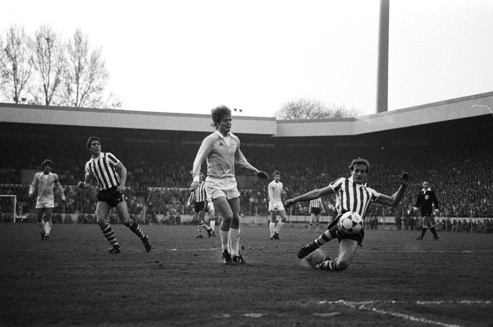PSV tegen Ajax 1-1 Stevens (rechts) aan de bal, midden Lerby, Bestanddeelnr 930-7671