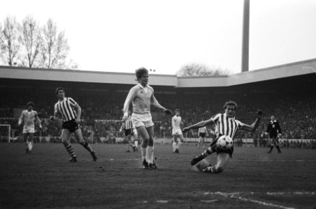 PSV tegen Ajax 1-1 Stevens (rechts) aan de bal, midden Lerby, Bestanddeelnr 930-7671