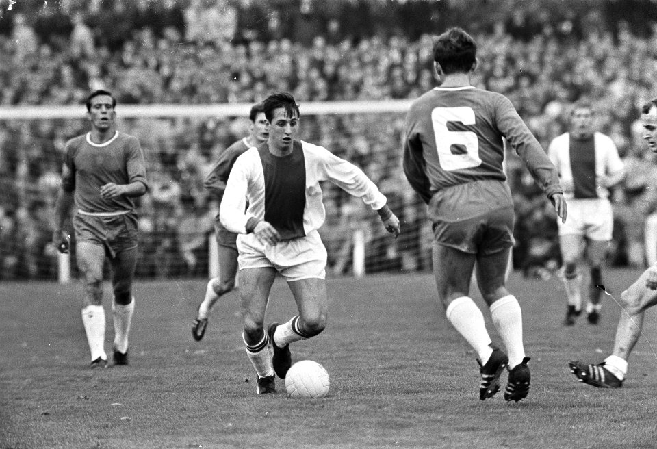 PSV tegen Ajax 1-2. Johan Cruijff aan de bal, Bestanddeelnr 920-7870
