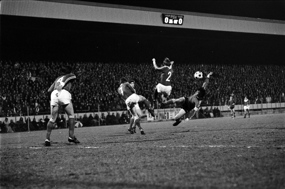 PSV tegen FC Magdeburg 4-2, UEFA-cup Willy van der Kuylen (r) in duel met Rauge, Bestanddeelnr 929-6251
