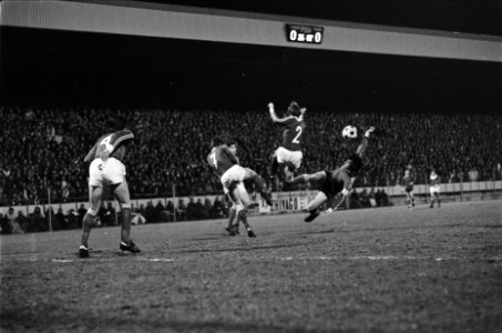 PSV tegen FC Magdeburg 4-2, UEFA-cup Willy van der Kuylen (r) in duel met Rauge, Bestanddeelnr 929-6251