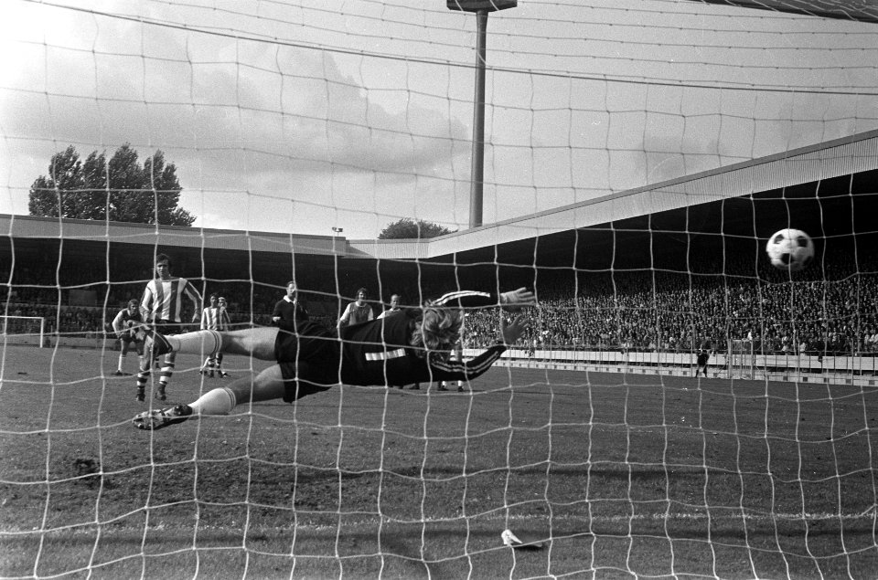 PSV tegen AZ67 5-1, penalty van Willy van der Kuylen , keeper Vooys is kansloos, Bestanddeelnr 926-6996