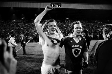PSV tegen Bastia, Uefacup Willy (l) en Rene van de Kerkhof verlaten vrolijk het, Bestanddeelnr 929-7081
