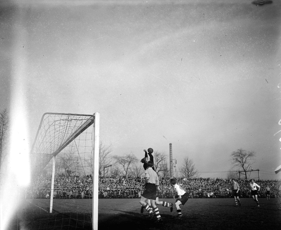 PSV tegen NAC. Doelman Stijger redt (PSV), Bestanddeelnr 902-6090