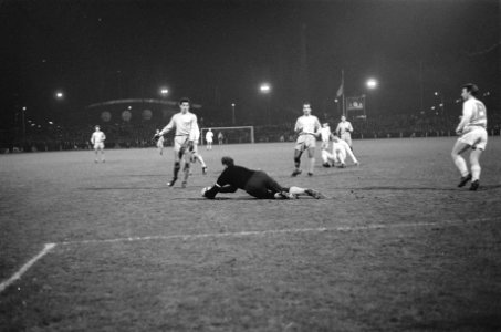 PSV tegen Zurich 1-0, voor de Europacup, keeper Schley schot van Van Wissen (op , Bestanddeelnr 916-1354