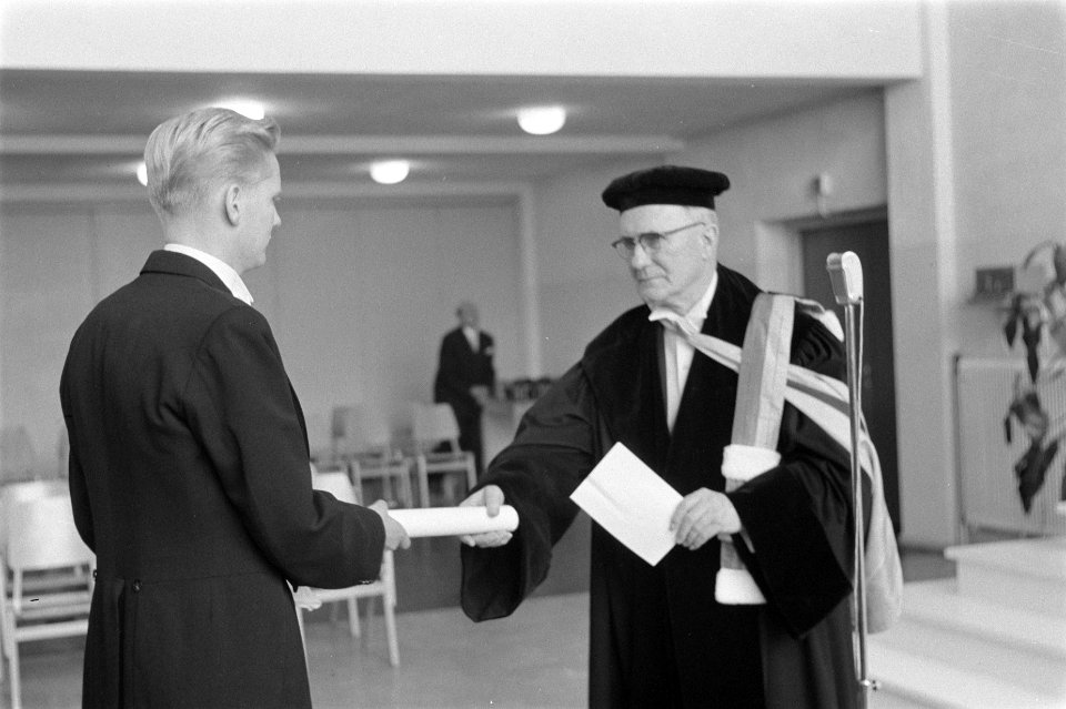 Promotie tot dokter in de letter en wijsbegeerte van de 25-jarige Luitenant ter , Bestanddeelnr 911-3098