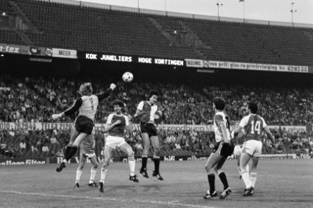 PSV-doelman Pim van Doesburg stompt de bal weg, rechts Feyenoord-aanvaller Karel, Bestanddeelnr 931-6786