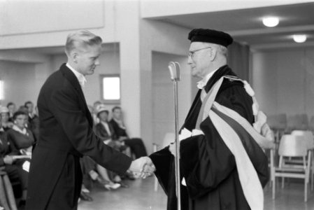 Promotie tot dokter in de letter en wijsbegeerte van de 25-jarige Luitenant ter , Bestanddeelnr 911-3099