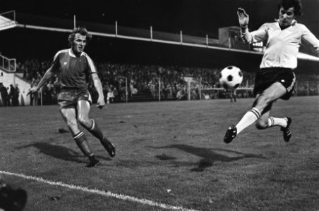 PSV tegen Dundalk 7-0 Rene van der Kerkhoff scoort langs Mc Laughlin, Bestanddeelnr 928-8081