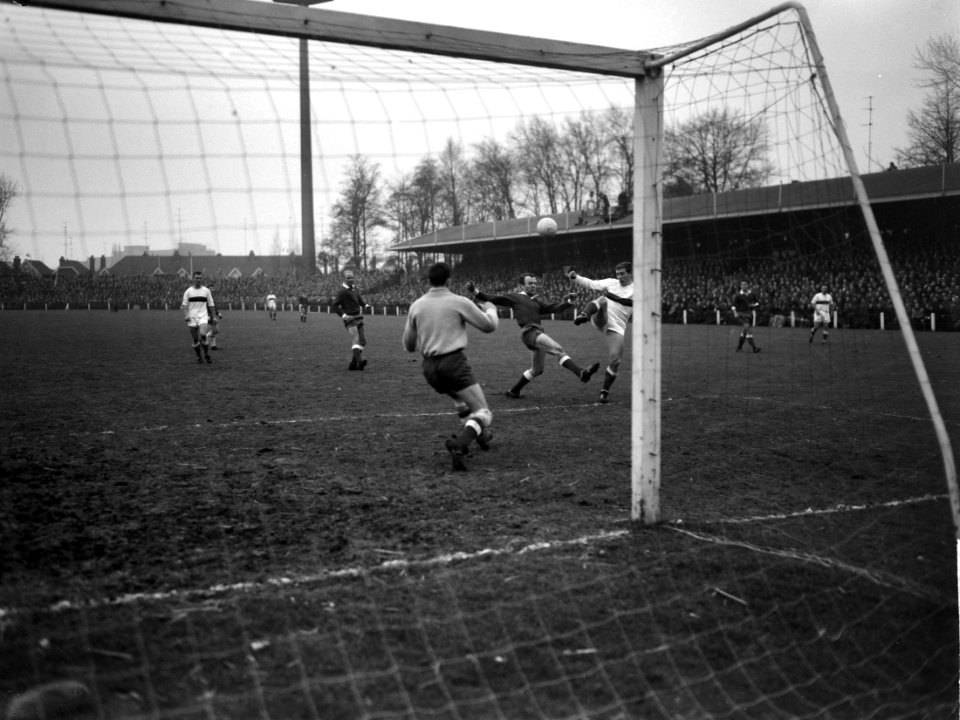 PSV tegen DWS 0-2, spelmoment bij PSV-doel v.l.n.r. Wiers Bals, Van Wissen en Ge, Bestanddeelnr 916-0564
