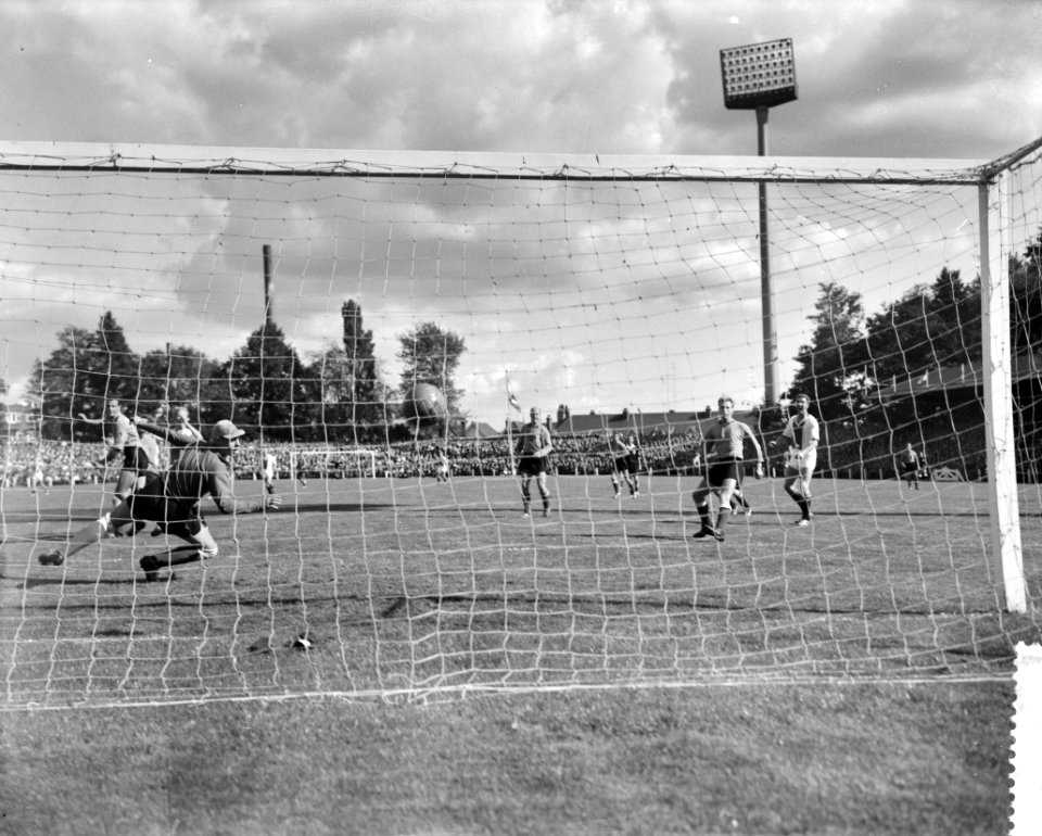 PSV tegen Ajax 1-1, keeper Bekkering wordt verrast door het schot van H Groot, Bestanddeelnr 910-6379