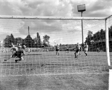 PSV tegen Ajax 1-1, keeper Bekkering wordt verrast door het schot van H Groot, Bestanddeelnr 910-6379