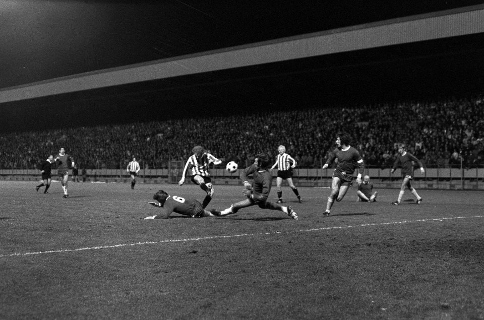 PSV tegen FC Den Haag 0-1, O Hoekema lost schot gehinded door Advocaat (liggend, Bestanddeelnr 925-0535
