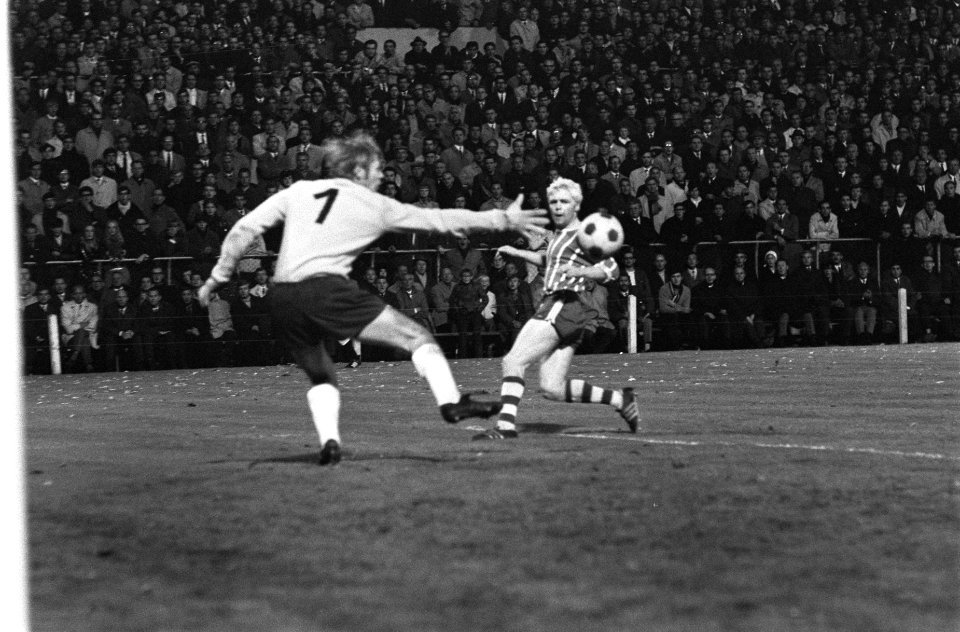 PSV tegen Rapid Wien 4-2. Schmidt Hansen scoort derde doelpunt van PSV. Keeper F, Bestanddeelnr 922-8342