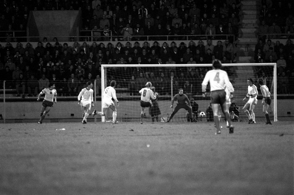 PSV tegen Eintracht Braunschweig (UEFA), spelmoment voor het doel van Jan van Be, Bestanddeelnr 929-4523