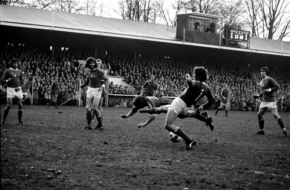 PSV tegen Ajax 1-1 Haan legt in het strafschopgebied een PSV-er neer, Hulshof k, Bestanddeelnr 927-6444