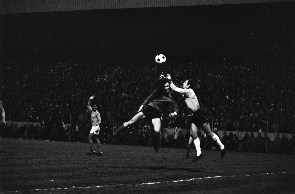 PSV tegen St. Etienne halve finale Europa Cup I Edstrom in botsing met keeper , Bestanddeelnr 928-5247