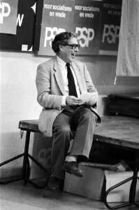 PSP-congres in Utrecht, fractieleider Van der Spek , zittend op het podium wacht, Bestanddeelnr 933-3654