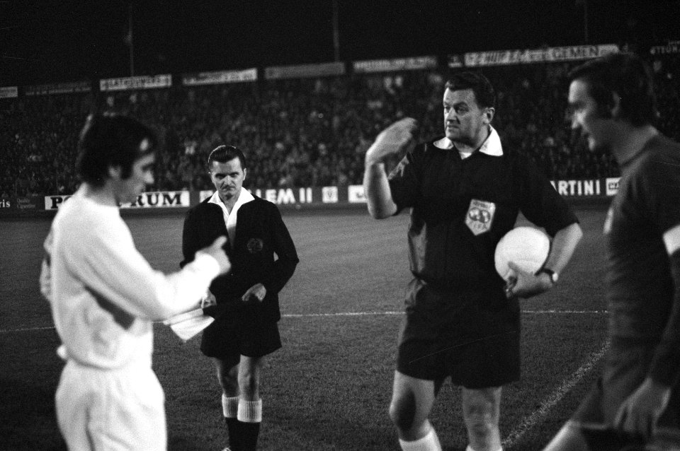 PSV tegen Real Madrid 2-0, scheidsrechter Kunze met de aanvoerders Pleun Strik e, Bestanddeelnr 925-1046