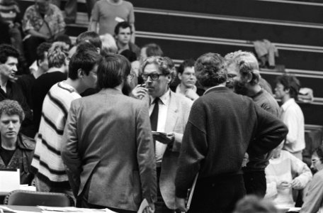 PSP-congres in Utrecht, in het midden politiek leider Fred van der Spek, Bestanddeelnr 933-3652