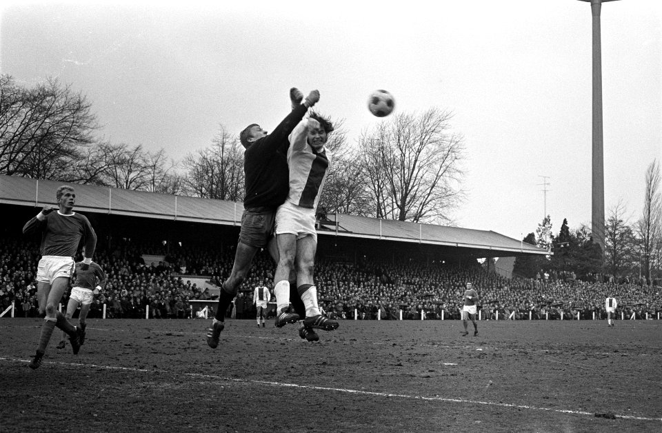 PSV tegen Ajax 1-3. Luchtduel tussen keeper Pim Doesburg (PSV) en Barry Hulshoff, Bestanddeelnr 923-3919