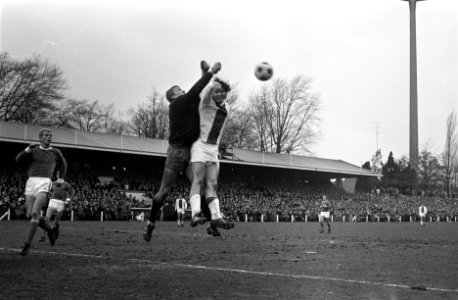 PSV tegen Ajax 1-3. Luchtduel tussen keeper Pim Doesburg (PSV) en Barry Hulshoff, Bestanddeelnr 923-3919