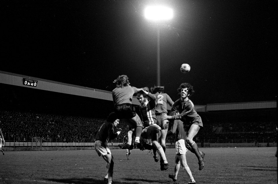 PSV tegen Sparta 1-0, PSV-er Edstrom met neusbeschermer, duel met keeper Doesbur, Bestanddeelnr 927-7139