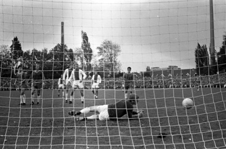 PSV tegen Ajax 1-2. Groot (niet zichtbaar) scoort 1-1, keeper Doesburg geslagen, Bestanddeelnr 920-7871