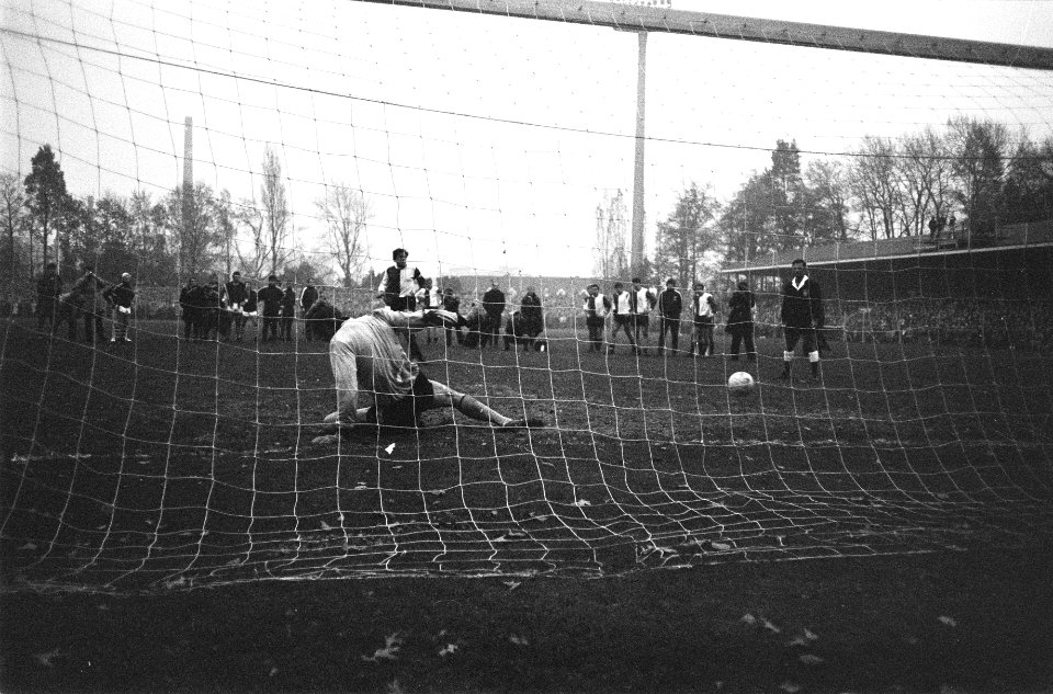 PSV tegen Feijenoord PSV keeper Van Beveren duikt verkeerd, Bestanddeelnr 923-9948