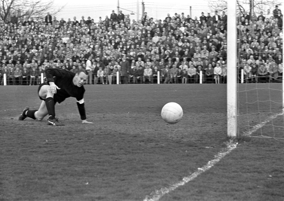 PSV tegen NAC 6-0. Een van de ses missers voor keeper van der Merwe, Bestanddeelnr 921-2088