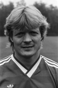 PSV koppen 22 Soren Lerby , 23 Ivan Nielsen , 24 onbruikbaar, 25 Hallvar Th, Bestanddeelnr 934-0444