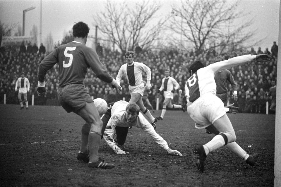 PSV tegen Ajax 0-1 keeper Pim Doesburg op de grond, achter hem Piet Keizer, Bestanddeelnr 921-9219