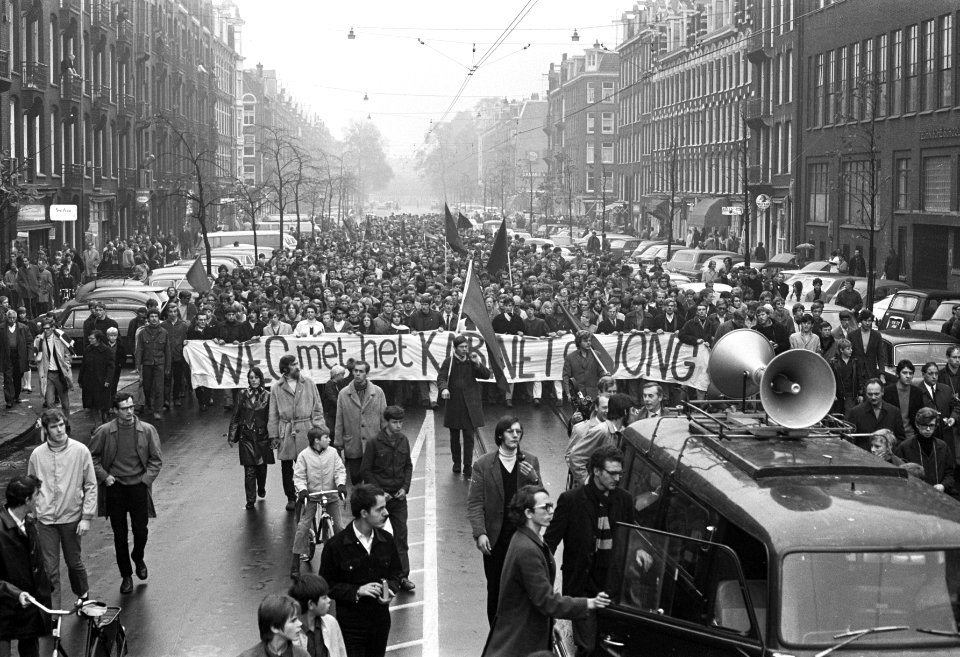 Protestdemonstratie in Amsterdam tegen kabinet de Jong. Protestgangers in Prins , Bestanddeelnr 921-7959