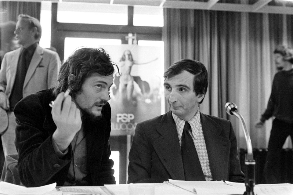 PSP-congres in Utrecht wethouder Riethof (l) in gesprek partijvoorzitter Paul H, Bestanddeelnr 927-6015