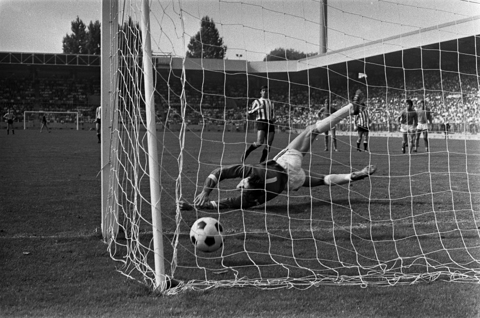 PSV tegen Volendam 2-4 keeper Ruiter (Volendam) duikt, Bestanddeelnr 923-7937