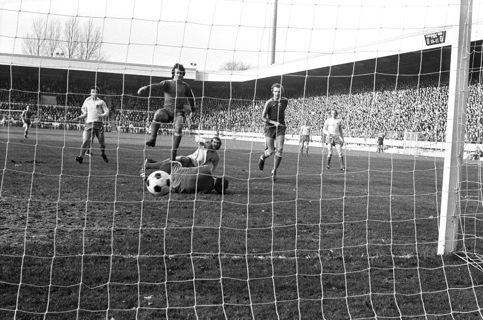 PSV tegen MVV 1-1, Willy van der Kuylen scoort 1-0, rec Willie van de Kerkhoff ,, Bestanddeelnr 927-6875