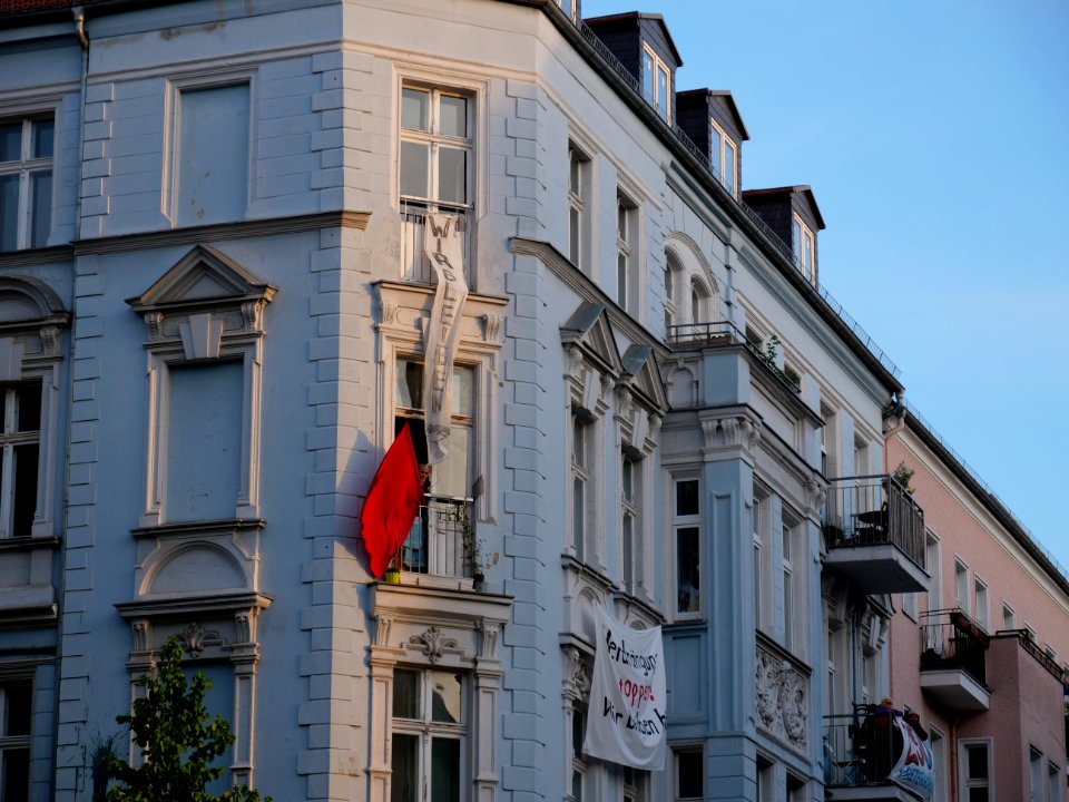 Protest at houses next to the revolutionary 1st may demonstration Berlin 2019 09