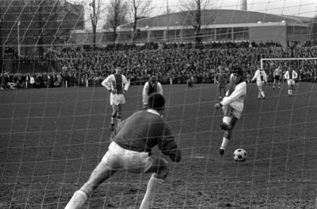 PSV tegen Ajax 2-1, Sjaak Swart neemt penalty, Bestanddeelnr 920-1119