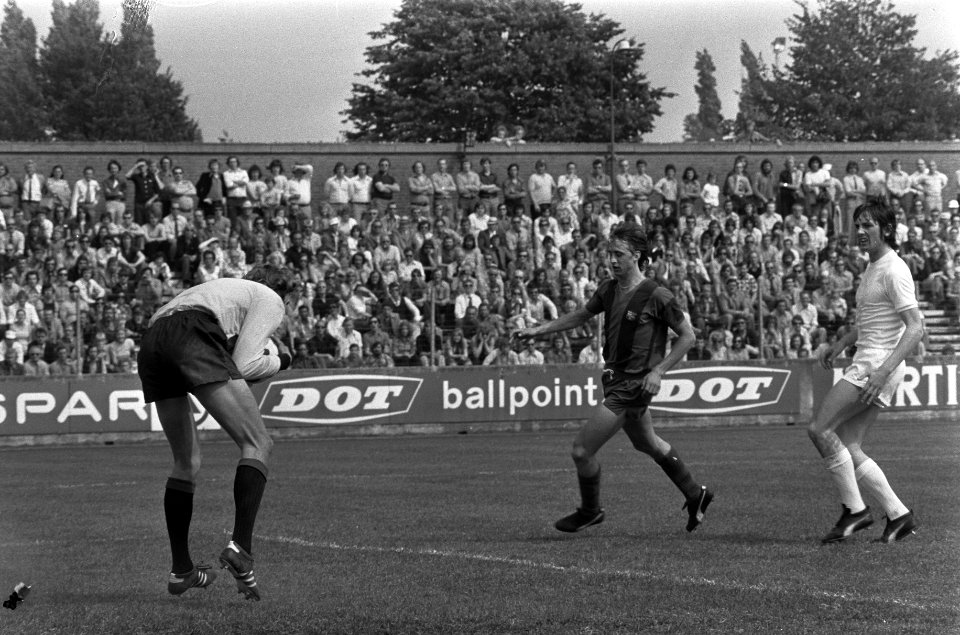 PSV tegen Barcelona (in Tilburg) 2-1, Van Beveren (l) pakt bal voor aanstormende, Bestanddeelnr 927-2014