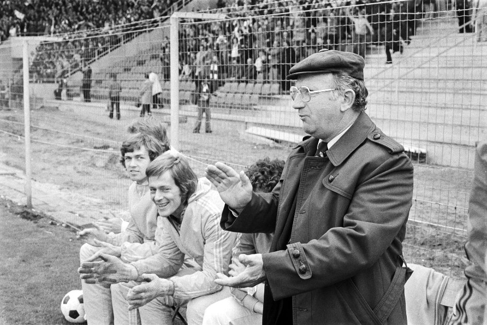 PSV tegen AZ67, klappende trainer Kees Rijvers, Bestanddeelnr 929-1669
