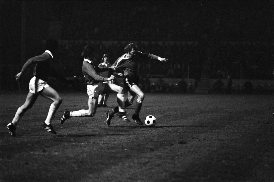 PSV tegen De Graafschap 0-0 Rene van der Kerkhof wordt vastgehouden, Bestanddeelnr 928-5159
