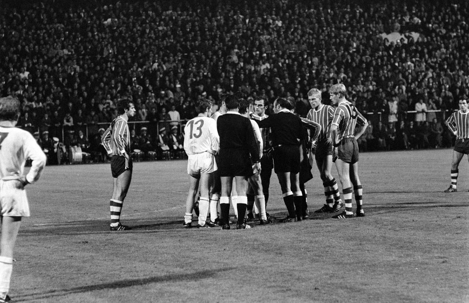 PSV tegen Rapid Wien 4-2. Groep spelers praat met scheidsrechter J. F. Campos (d, Bestanddeelnr 922-8343