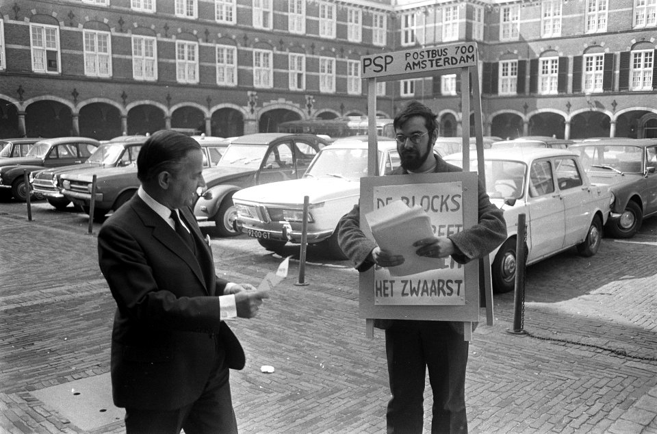 PSP leden demonstreren tegen de prijzen op het Binnenhof, tijdens debatten Tweed, Bestanddeelnr 922-2812