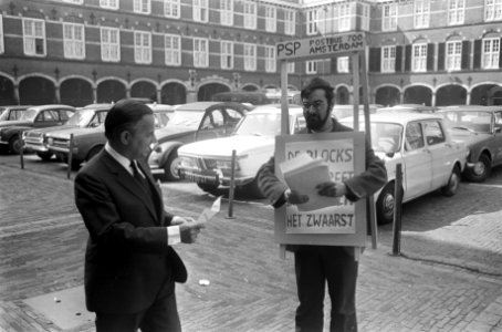 PSP leden demonstreren tegen de prijzen op het Binnenhof, tijdens debatten Tweed, Bestanddeelnr 922-2812