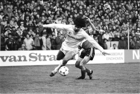 PSV tegen Feyenoord 1-1 Ruud Gullit in duel met PSV-er Heintze, Bestanddeelnr 932-9200