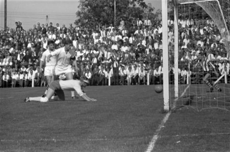 PSV tegen NAC 1-2, op grond Van der Merwe , links Hoogenhuizen en naast hem K K, Bestanddeelnr 914-2570