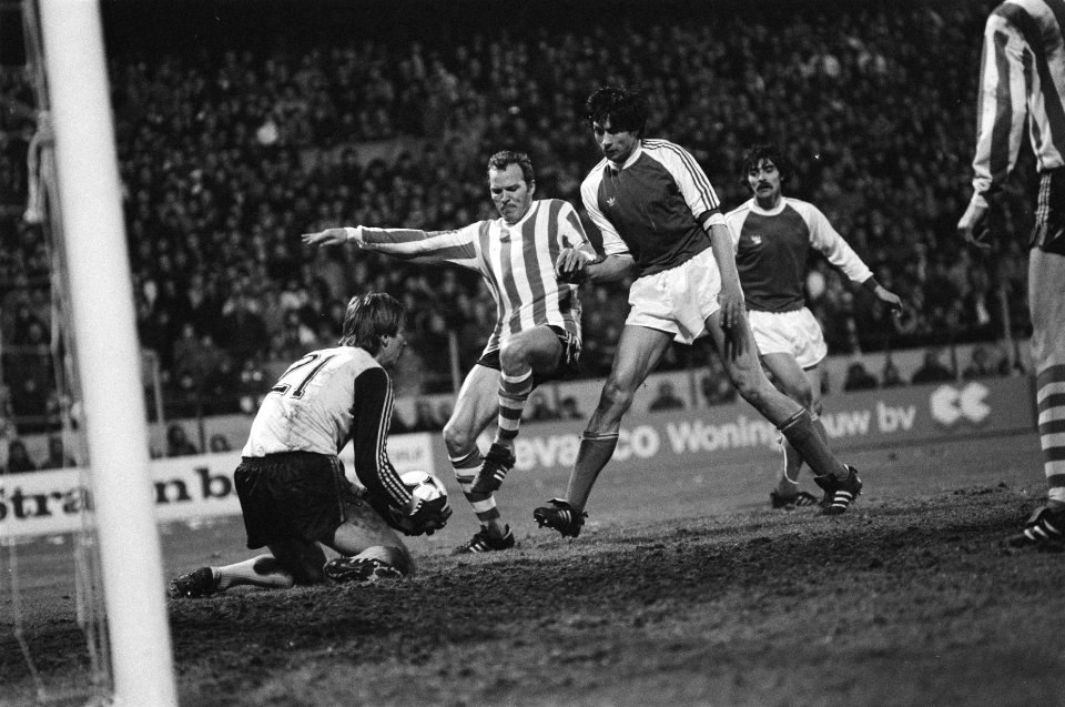 PSV tegen Feyenoord 1-2. Willy van der Kerkhof in duel met keeper Van Engelen (l, Bestanddeelnr 932-0387